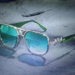 Well-designed green-tone sunglass with metal decoration brand new
